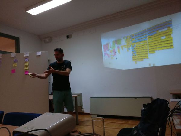 Manu en un momneto del debate sobre Kanban